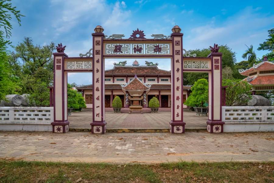 Cổng vào khu vực Điện thờ ba anh em nhà Tây Sơn và các tướng tuyến đầu.