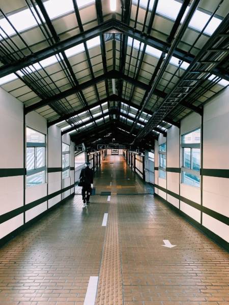 Bác lái tàu đĩnh đạc ung dung giữa lối xuống ga