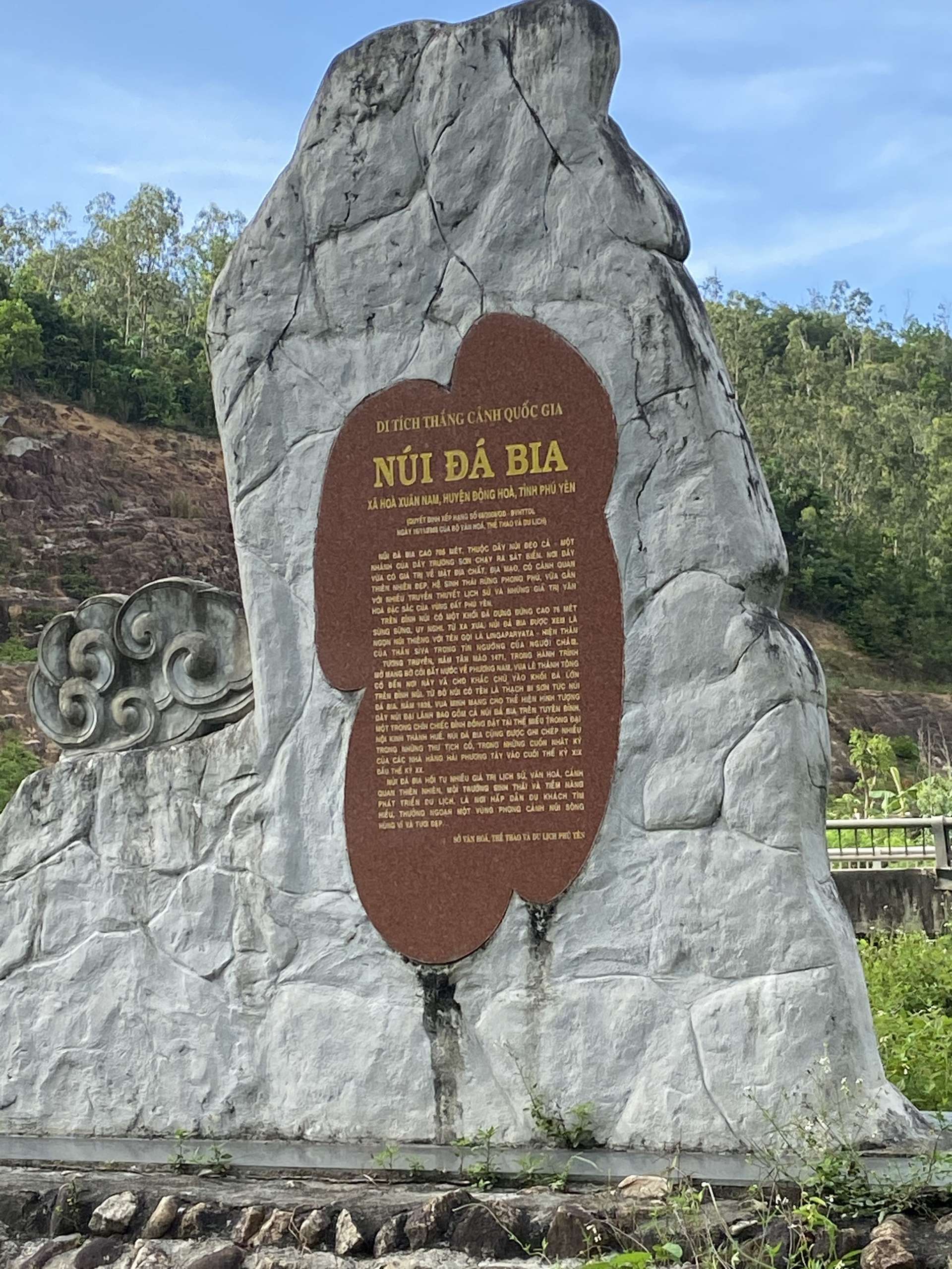 Chinh phục Núi Đá Bia Phú Yên - Ngọn núi “có một không hai”