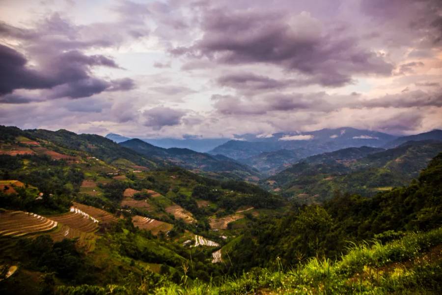Địa hình Hoàng Su phì đồi núi trập trùng, độ dốc lớn, chia cắt mạnh.