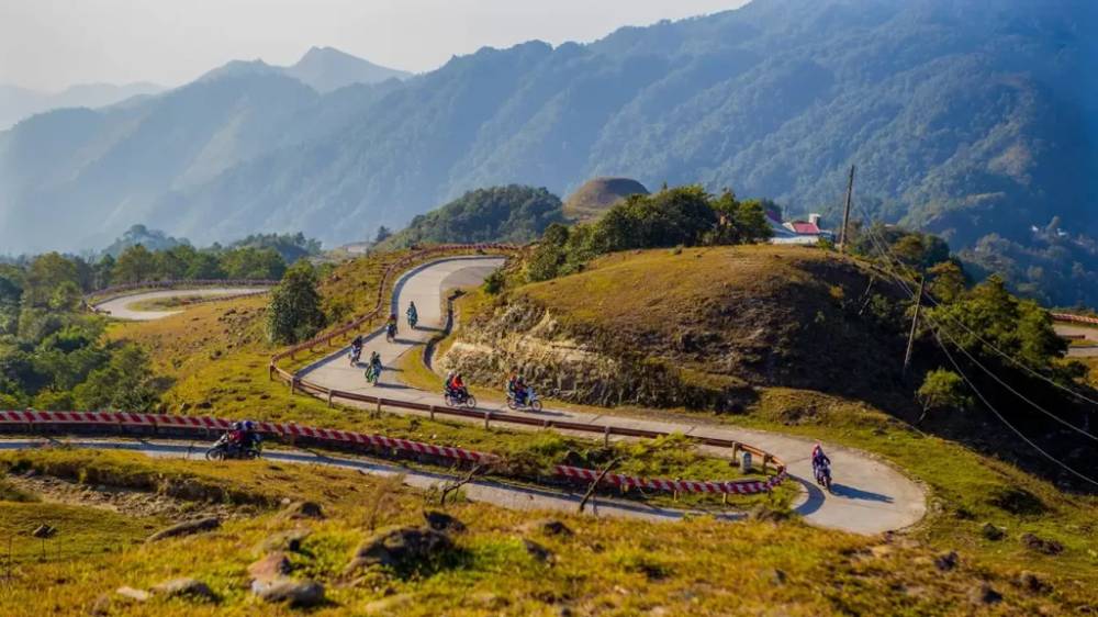 Du khách thưởng đến Mẫu Sơn bằng xe máy để tận hưởng khung cảnh xinh đẹp ở 2 bên đường