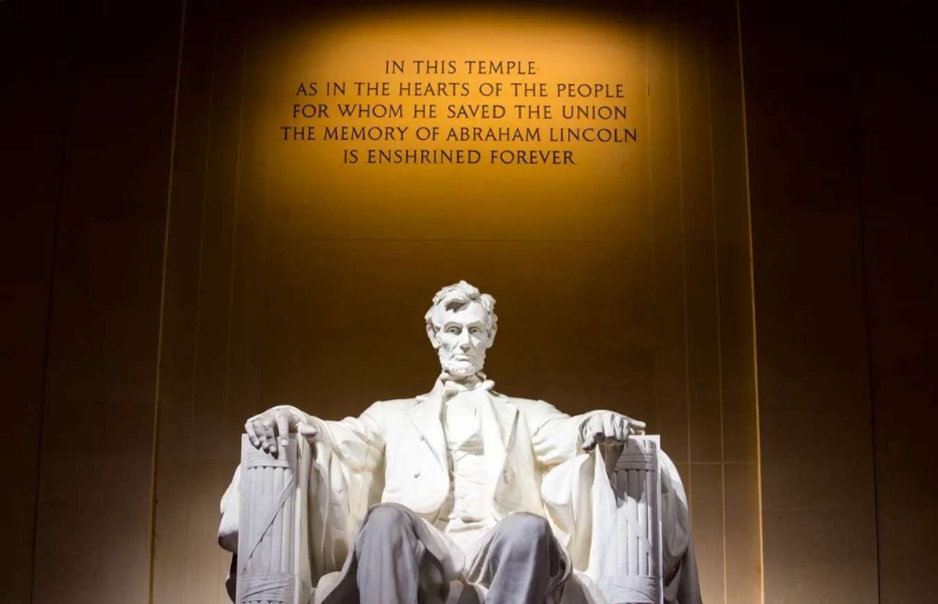 Bức tượng tổng thống Lincoln đặt trong nhà tưởng niệm 