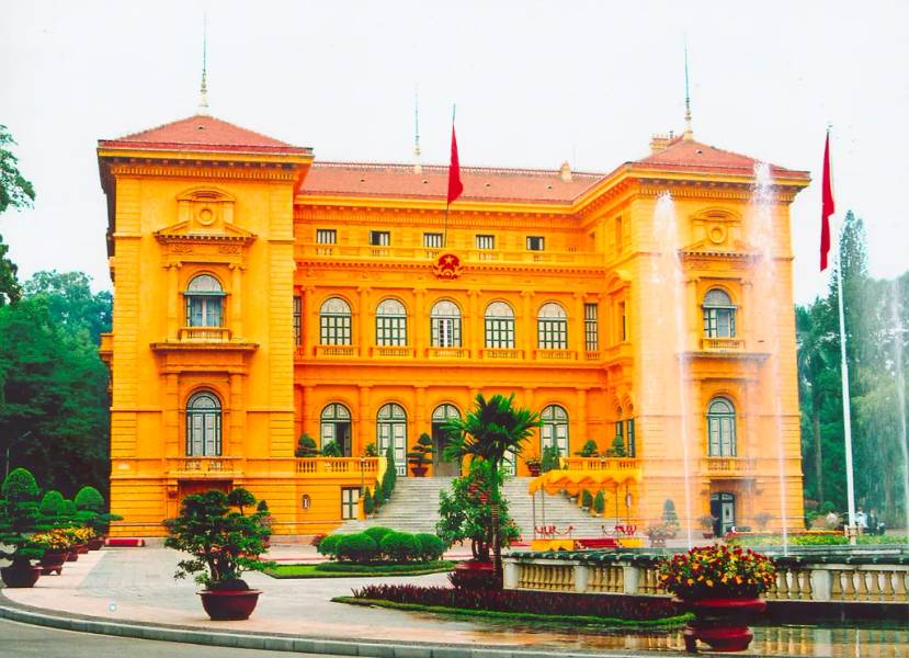 Ngôi nhà sừng sững giữa con phố 