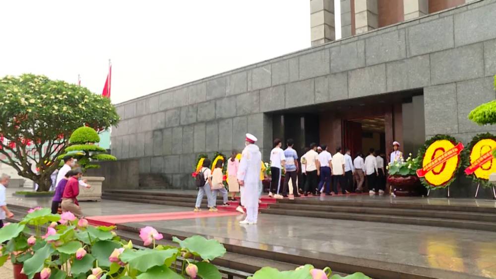 Du khách xếp hàng vào thăm Bác Hồ 