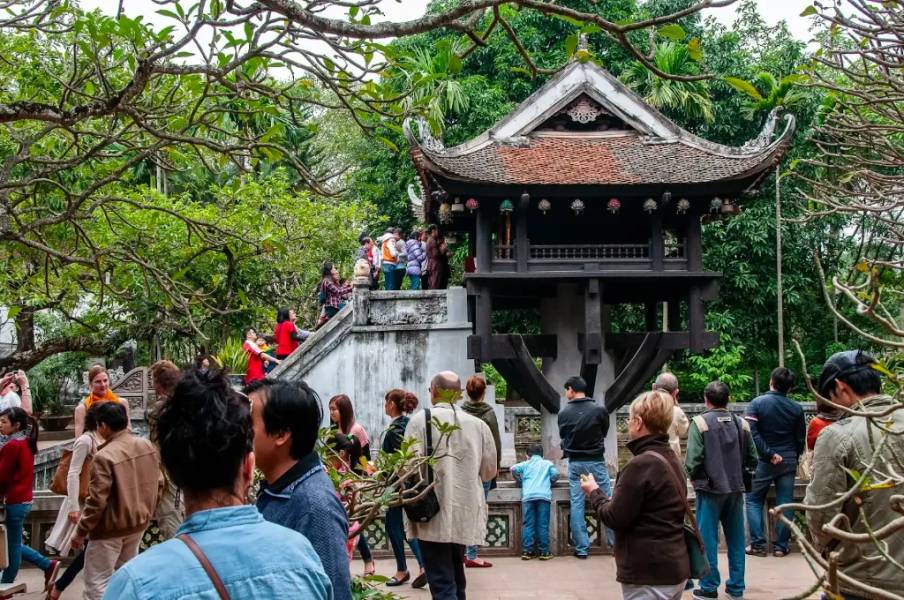 Du khách ghé thăm chùa Một Cột 