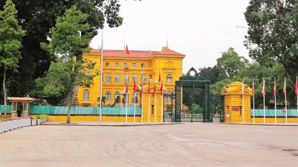 Con đường phía trước Phủ Chủ Tịch 