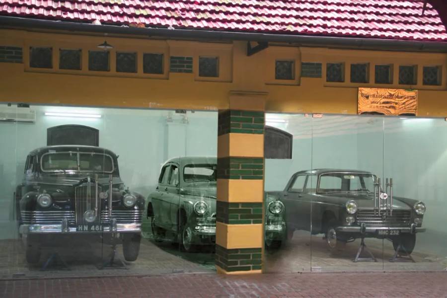 Nhà trưng bày xe ô tô trong Phủ Chủ Tịch 