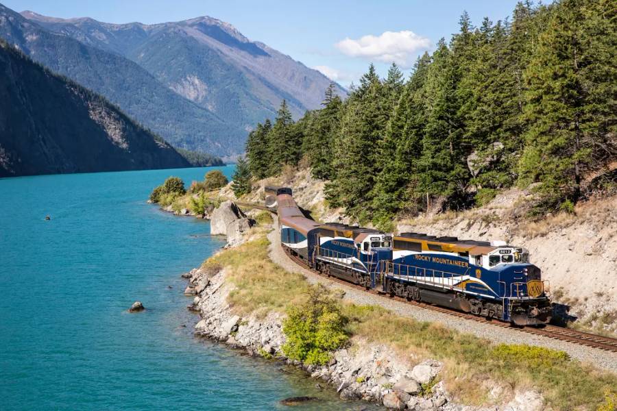 Ngắm nhìn cảnh đẹp sông Rhine khi di chuyển bằng tàu sắt 