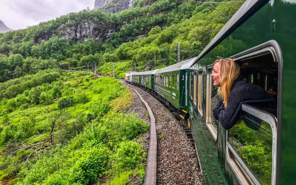 Ngắm nhìn cảnh đẹp sông Rhine khi di chuyển bằng tàu sắt 