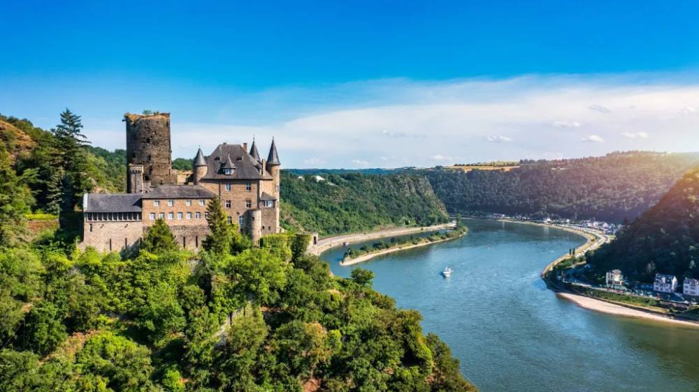 Lâu đài cổ ven sông Rhine