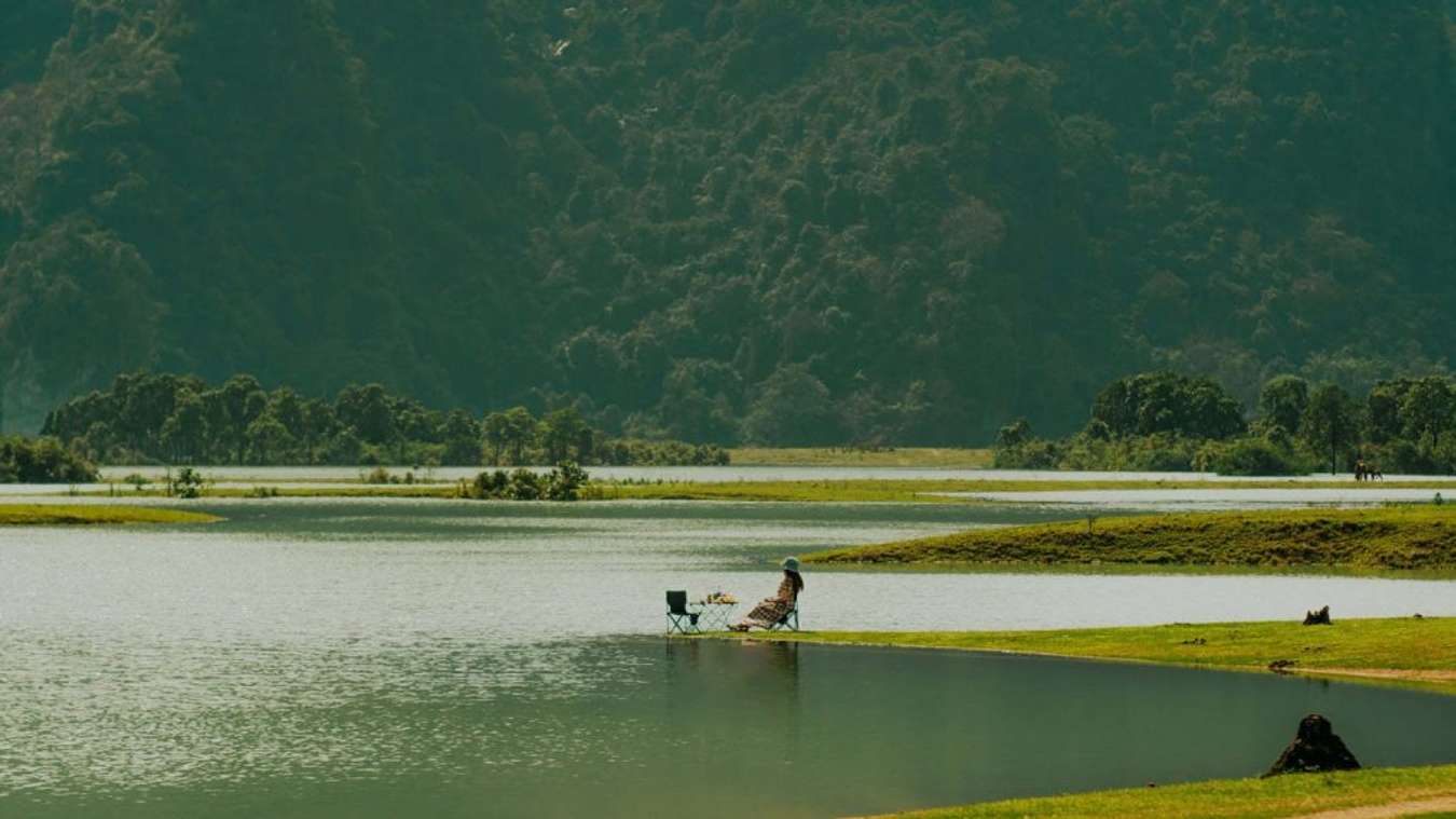Du khách đắm chìm trong không gian thiên nhiên nên thơ tại thảo nguyên 