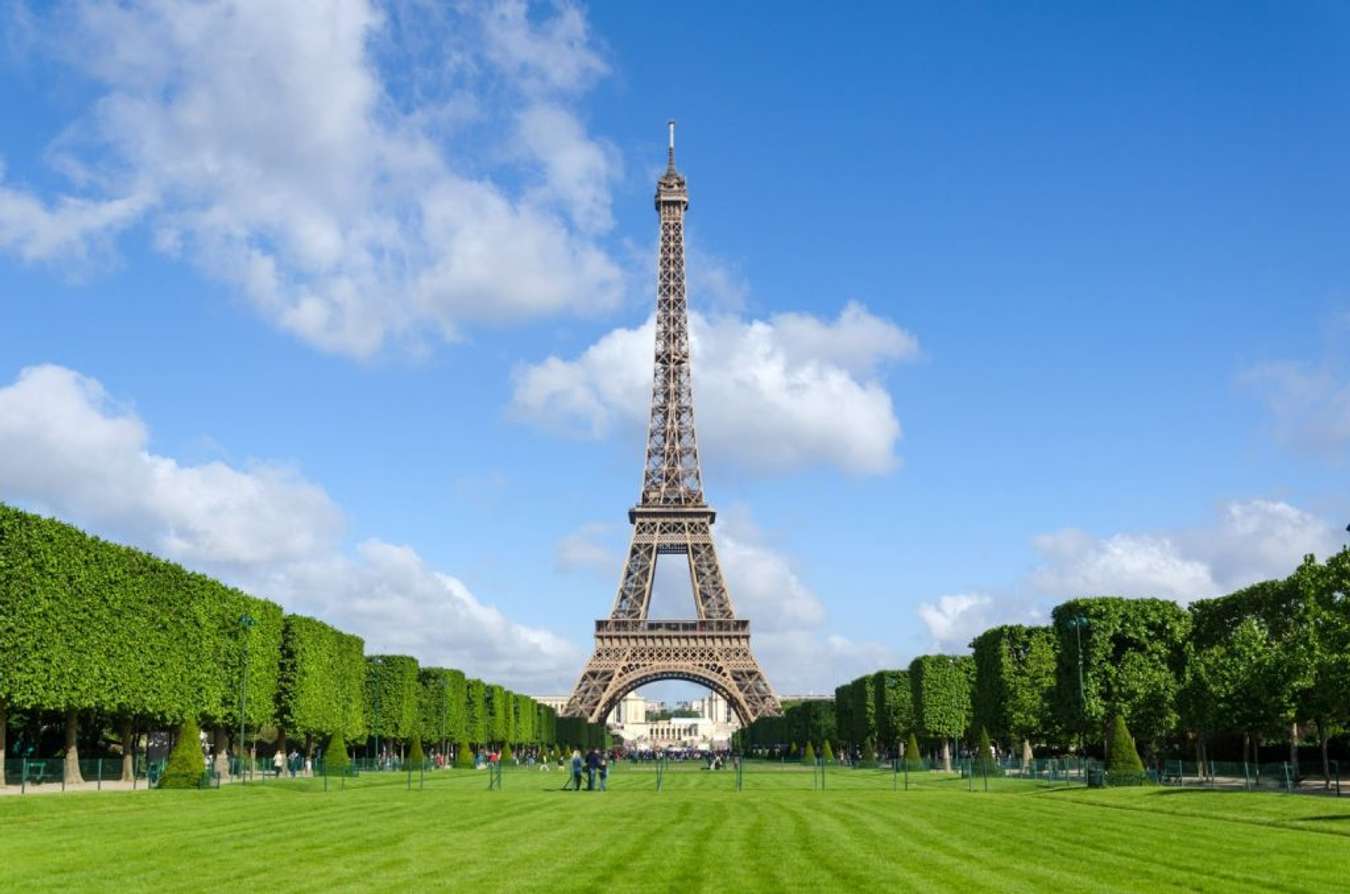 Tháp Eiffel - Địa điểm du lịch và trải nghiệm lý tưởng trên đất Pháp