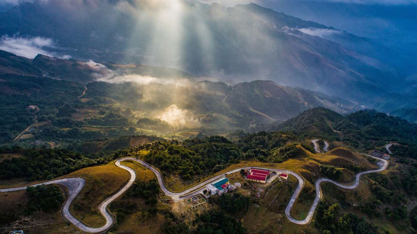 Tam Canh Pass is spectacularly beautiful in the sunset