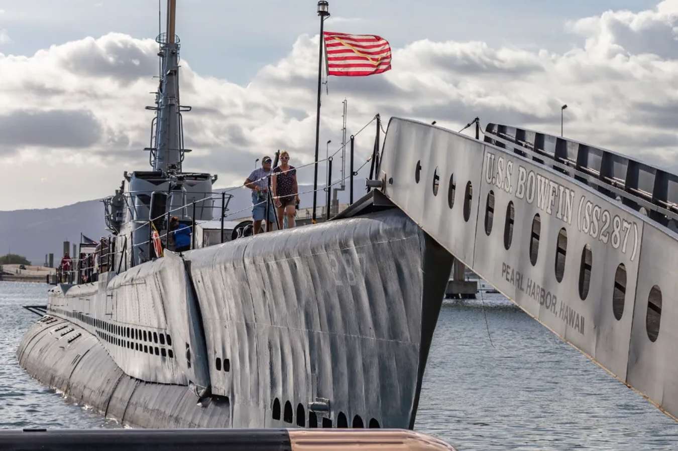 Du khách đến tham quan tàu ngầm USS Bowfin 
