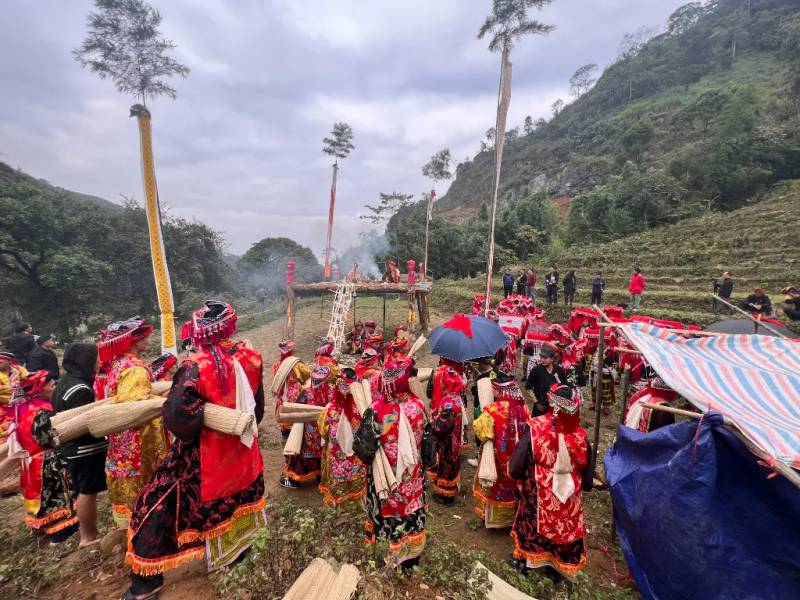 Di chuyển ra đàn tế ngoài trời
