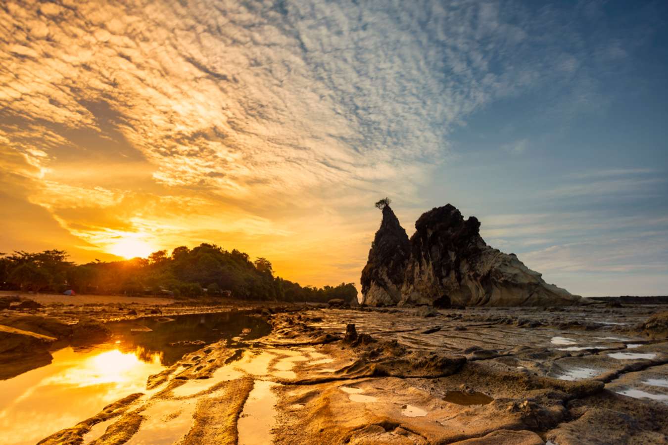 Pantai Tanjung Layar - Desa Wisata Sawarna