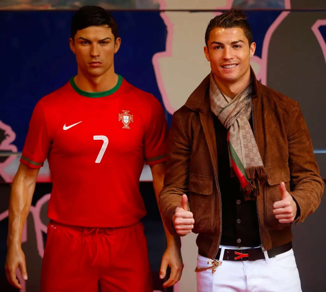 Huyền thoại bóng đá Cristiano Ronaldo chụp ảnh với tượng sáp của mình tại bảo tàng