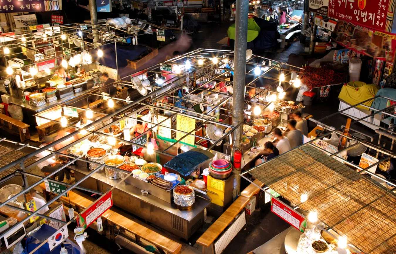 Có vô số các gian hàng đầy đủ các loại sản phẩm tại chợ Gwangjang 