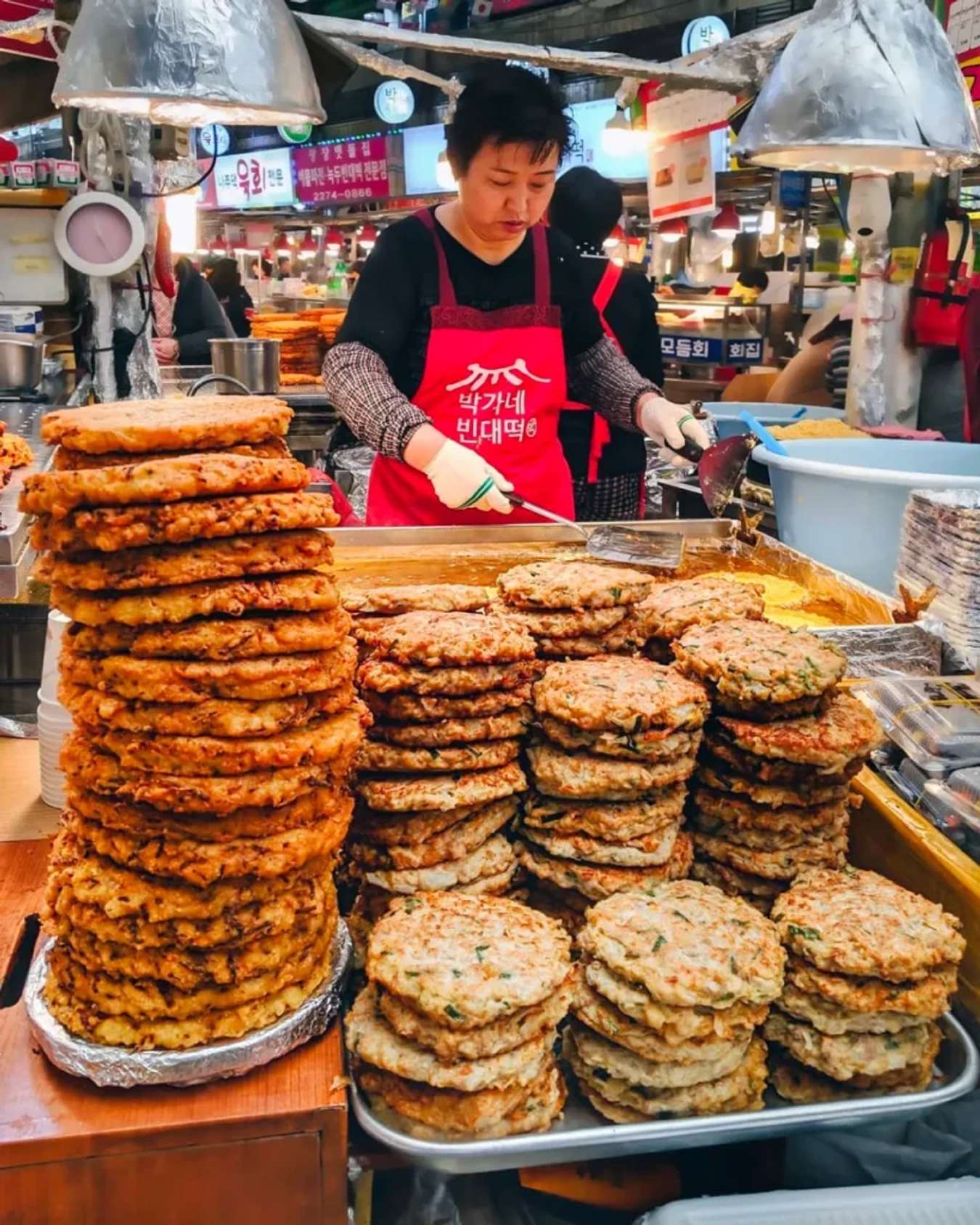 Gian hàng ẩm thực Bindaetteok tại chợ Gwangjang 