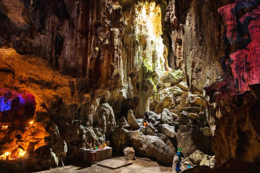 Không gian bên trong động chùa Tam Thanh 