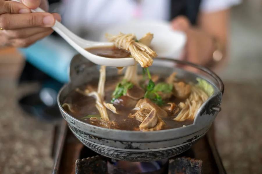 Thưởng thức món súp sườn heo 