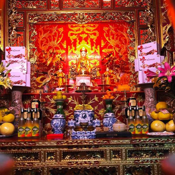 Không gian thờ cúng bên trong đền Bà Chúa Thác Bờ 