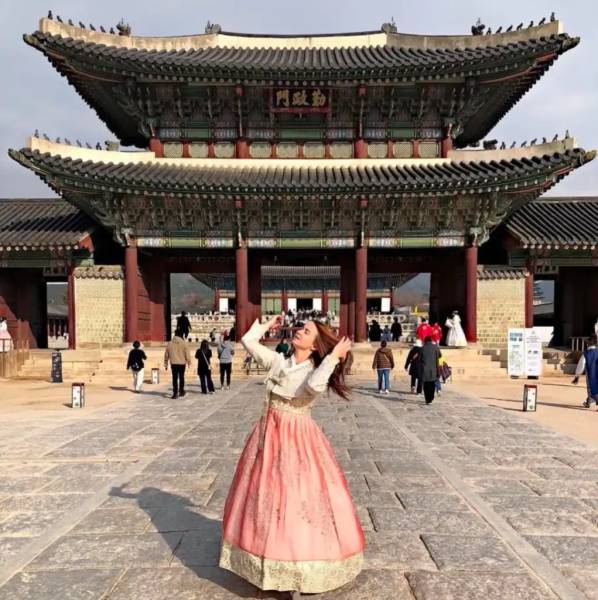 Du khách check in tại cung điện Gyeongbokgung