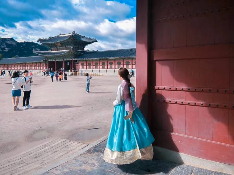 Du khách check in tại cung điện Gyeongbokgung