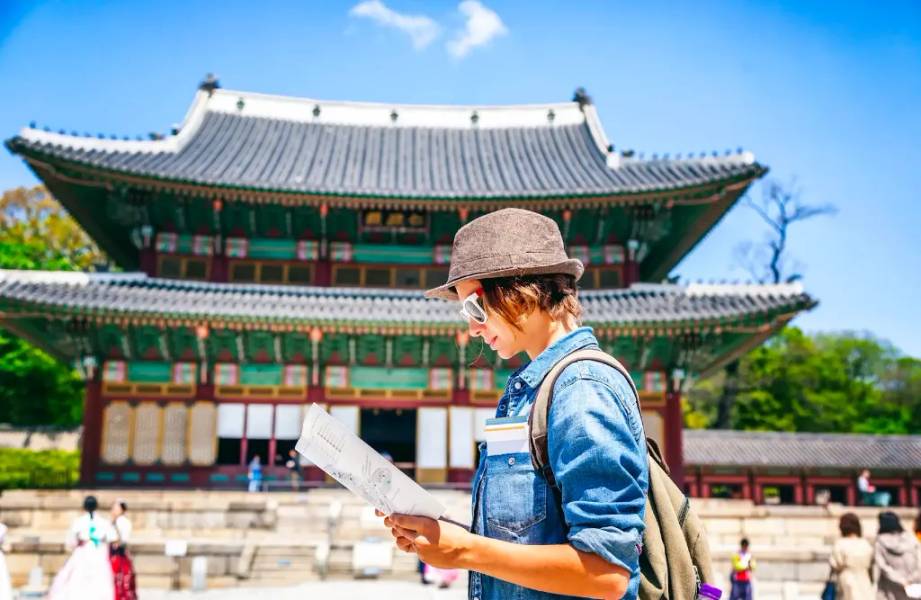 Du khách lên lịch trình trước khi đi du lịch 