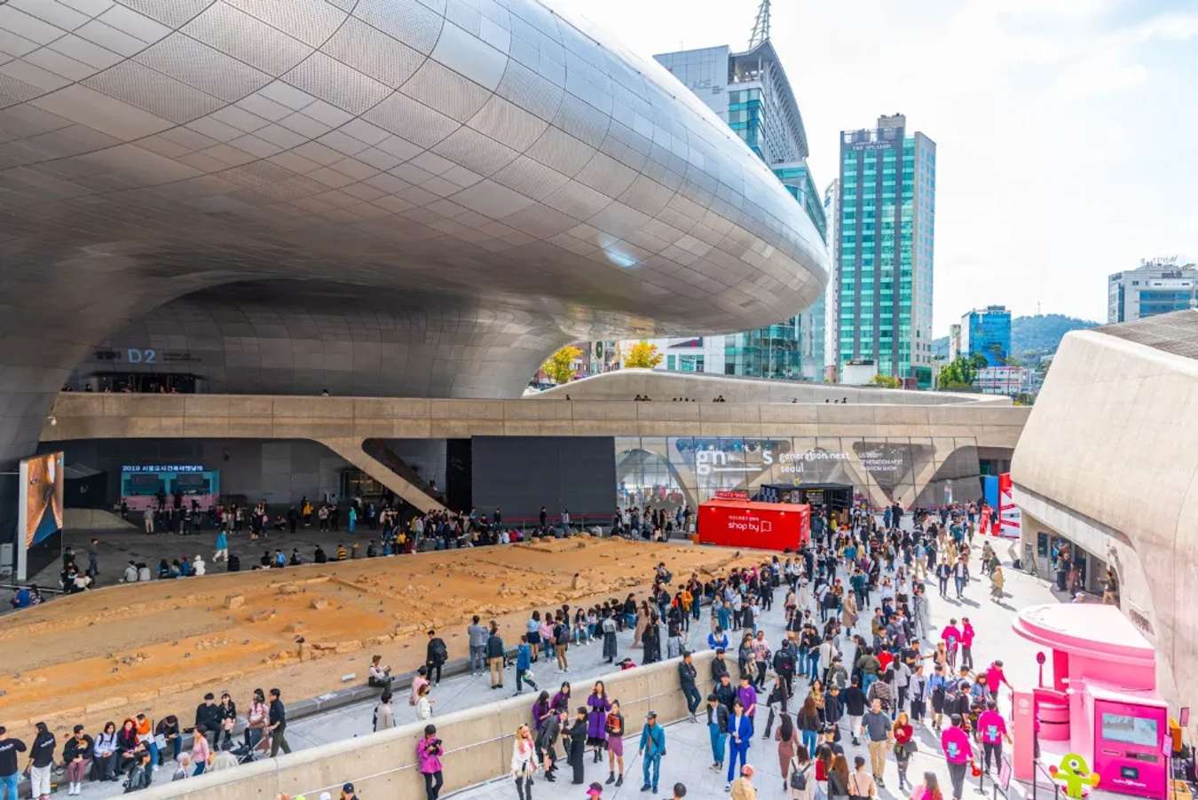 Du khách ghé đến tham quan Dongdaemun Design Plaza 