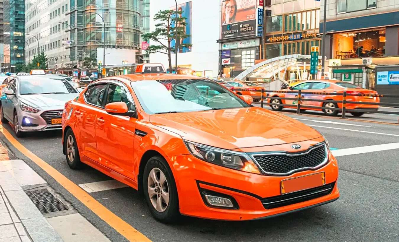 Du khách có thể di chuyển bằng taxi cho nhanh chóng