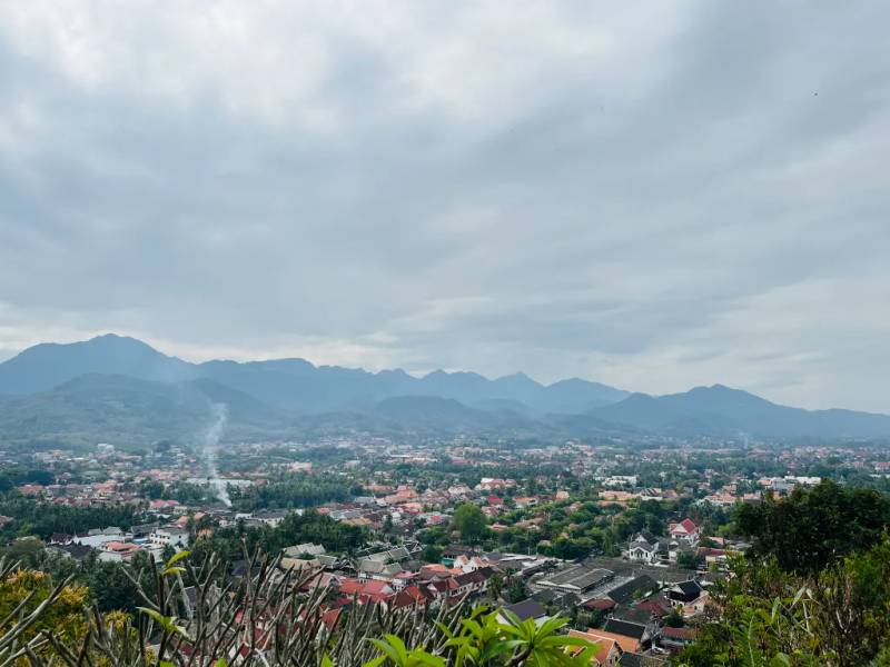 Toàn cảnh cố đô Luang Prabang nhìn từ núi Phousi