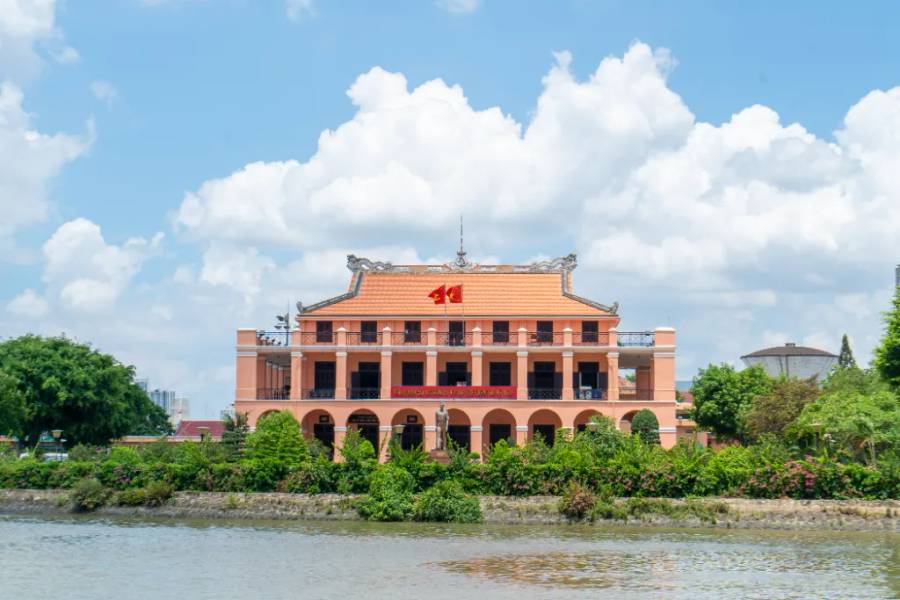 Nhà Rồng nơi ngã ba sông Sài Gòn – Bến Nghé, nay là Bảo tàng Hồ Chí Minh, chi nhánh Tp. Hồ Chí Minh