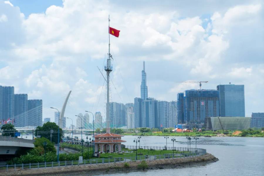Cột cờ Thủ Ngữ ngay chân cầu Khánh Hội ở góc ngã ba sông