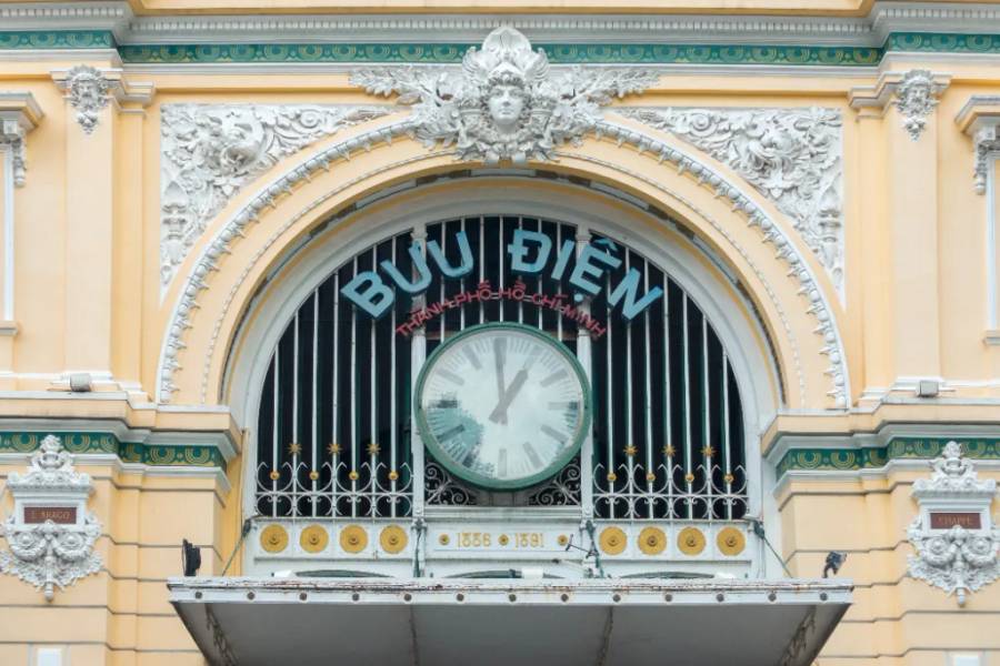 Chiếc đồng hồ lớn kiểu cổ điển lắp trên vòm cửa chính