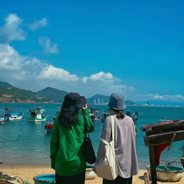 Làng chài xinh đẹp và bình dị hiện ra trước mắt.