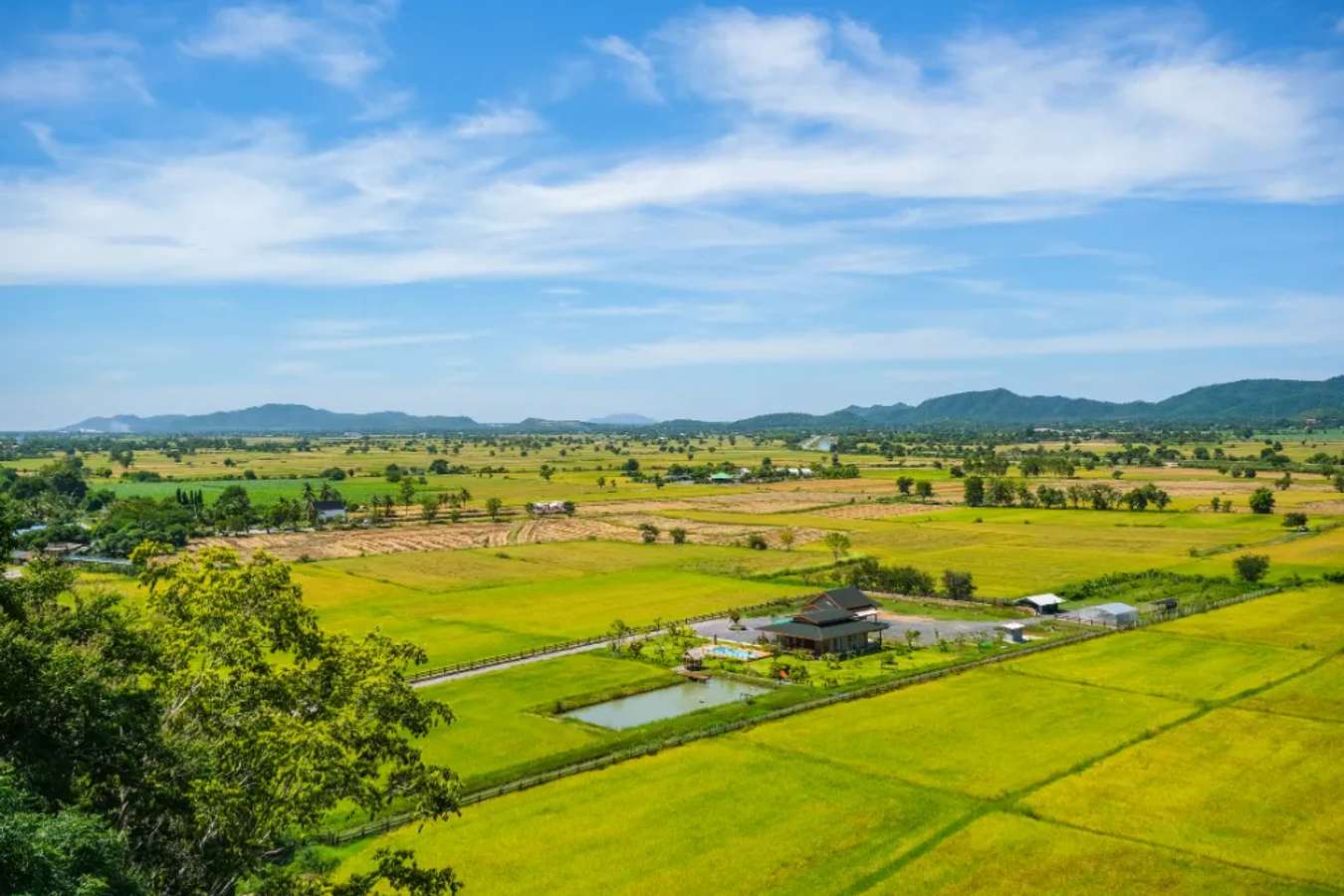 Khung cảnh bình yên nhìn từ Wat Tham Suea