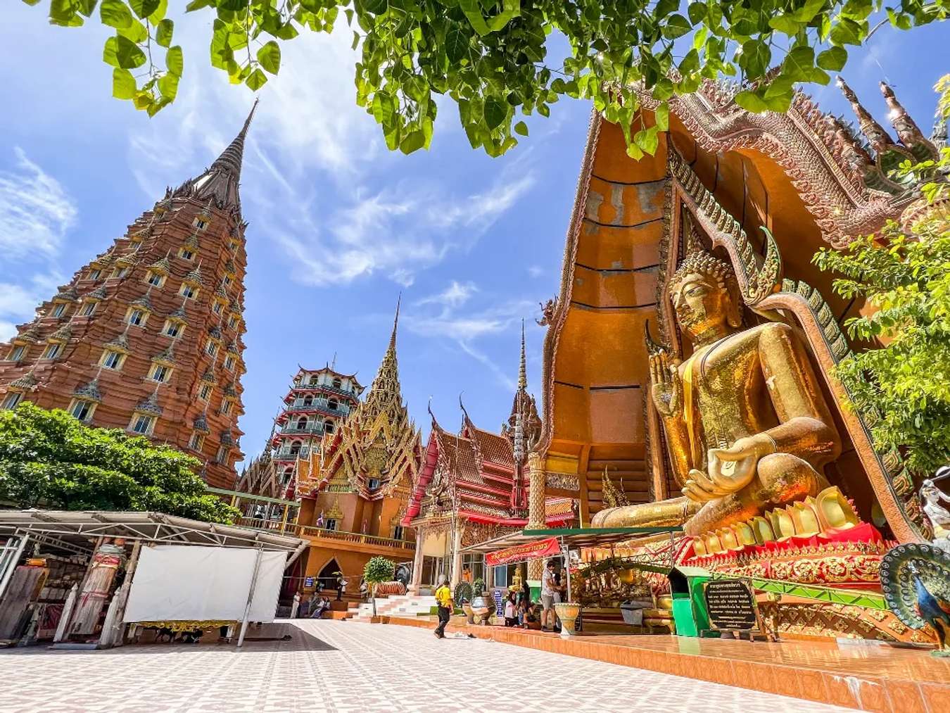 Bên trái là Ketkaew Prasat Chedi nơi đặt Xá lợi linh thiêng