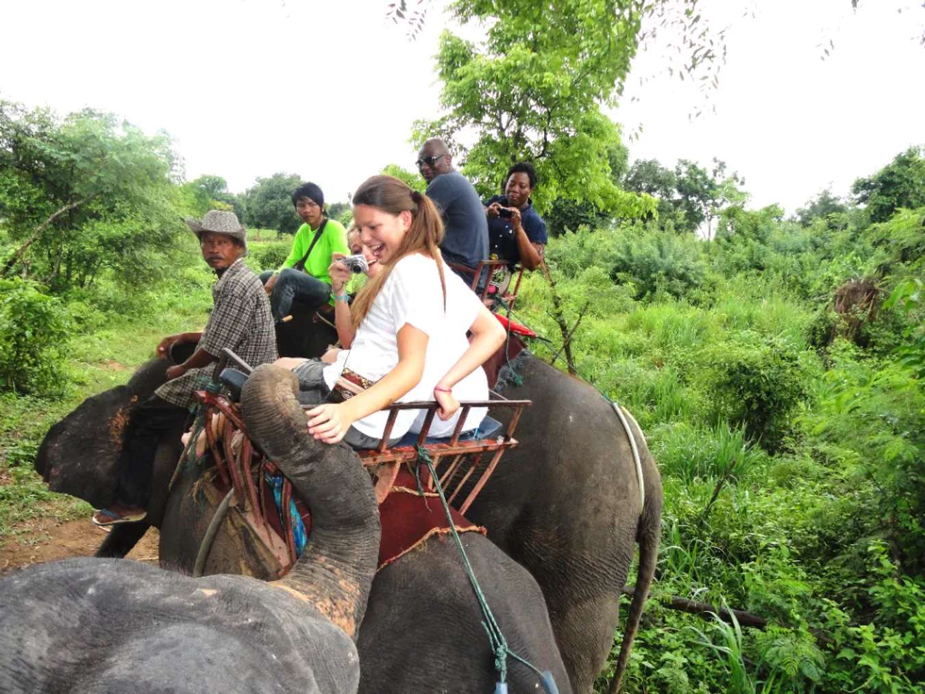 Cưỡi voi ở Taweechai Elephant Camp