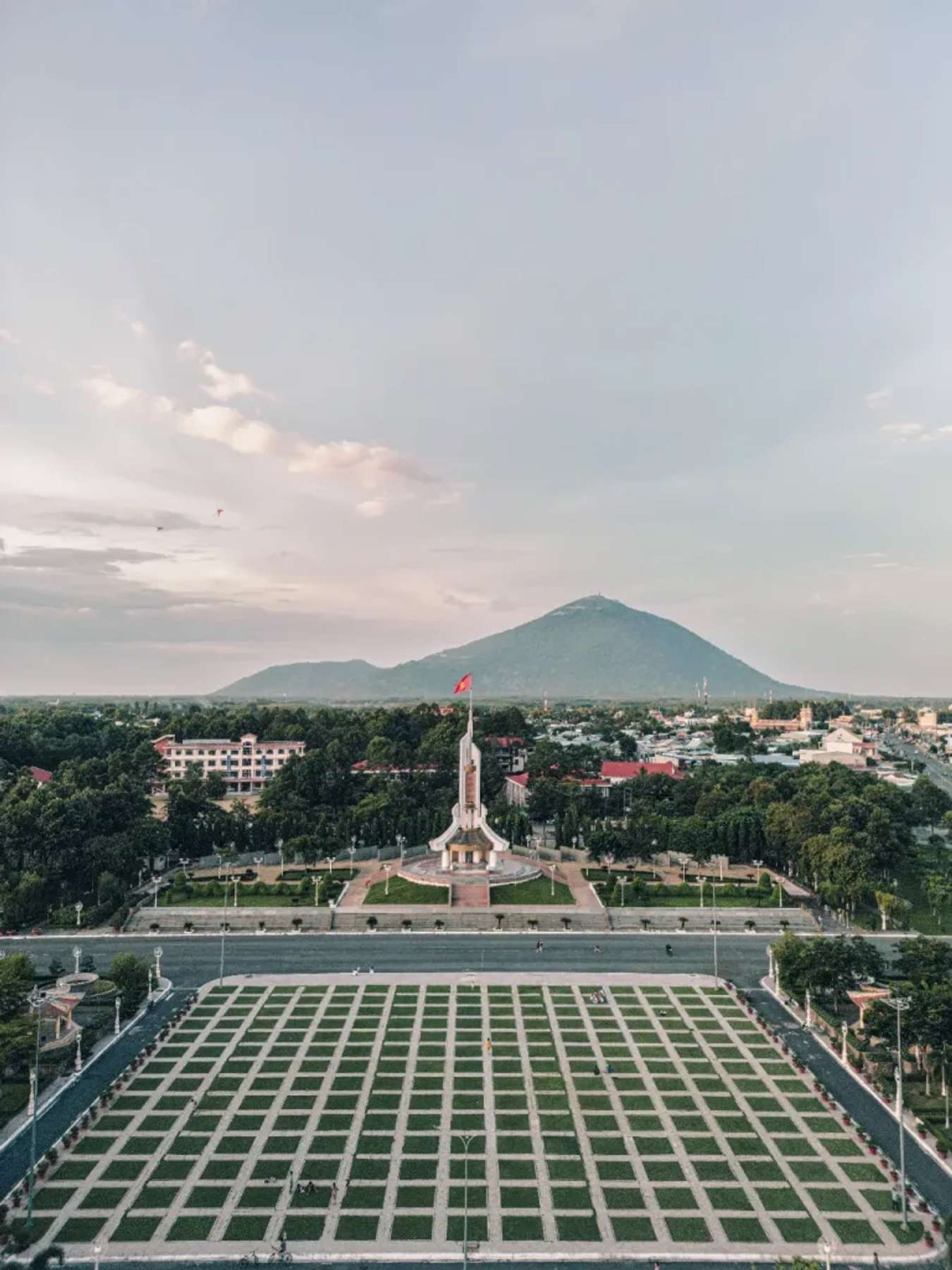 Toàn cảnh công viên Tượng đài - Địa điểm du lịch Tây Ninh không thể bỏ qua nếu bạn đã xuất phát đi Núi Bà Đen