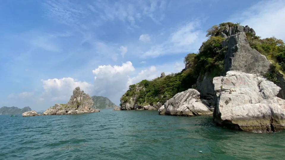 Dạo một vòng quanh vịnh để ngắm cảnh, “check in” từ trên tàu