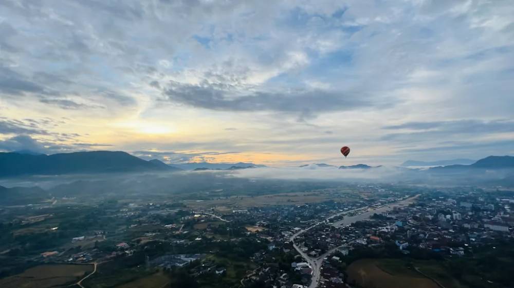 Đón ánh bình minh lên với khinh khí cầu ở vang viêng Lào