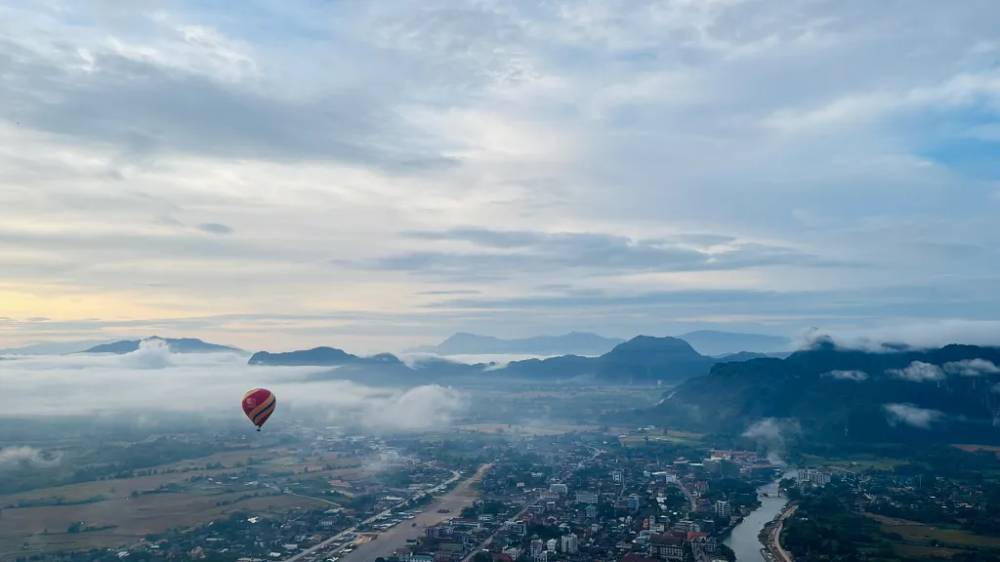Hạ cánh xuống bãi đáp ở khoảng đất trống kia