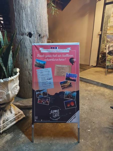 Banner đơn vị tổ chức tour được để ở lễ tân khách sạn
