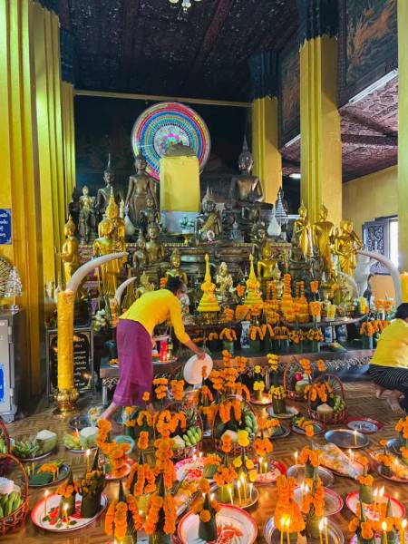 Nơi đặt đồ lễ trong chùa để cầu nguyện