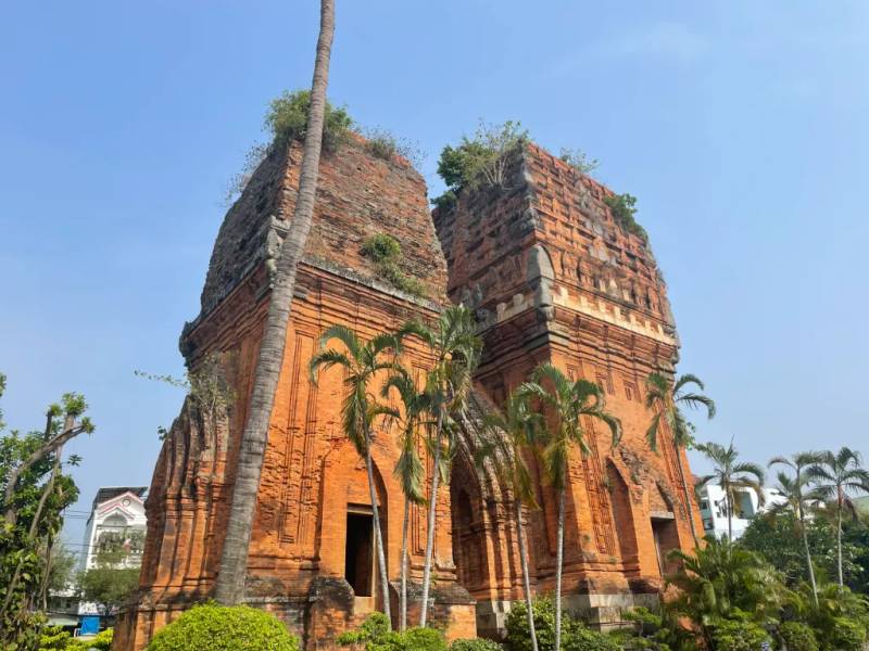 Trong khuôn viên Tháp Đôi Quy Nhơn rợp cây xanh thoáng mát