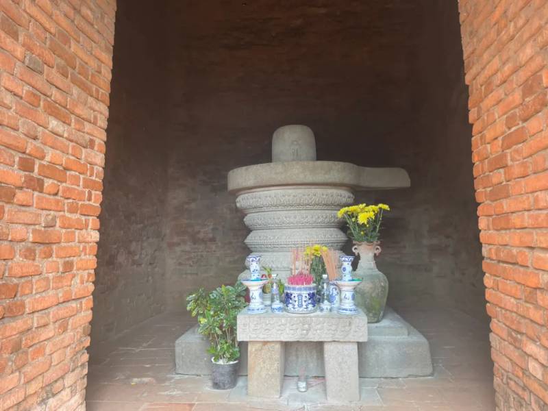 Ngôi tháp với hình tượng Linga – Yoni được thờ bên trong