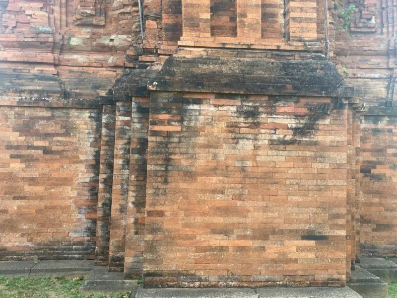 Một phần chân tháp bằng gạch nung