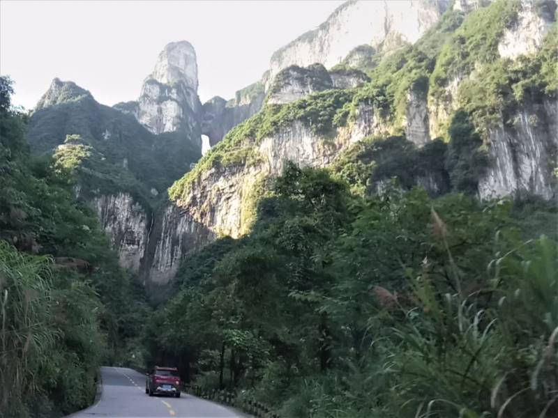 Thiên Môn Sơn nhìn từ đại lộ Thông Thiên