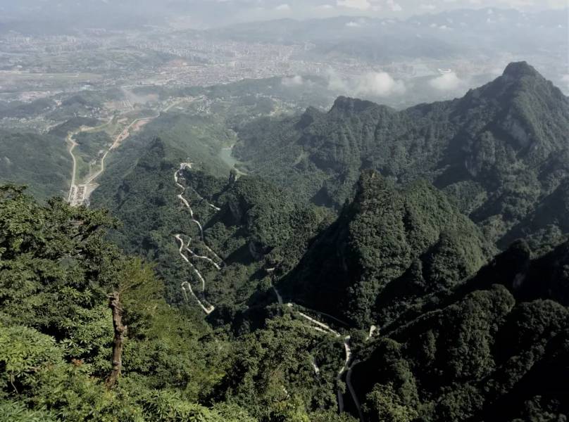 Từ Thiên Môn Sơn nhìn về thành phố Trương Gia Giới